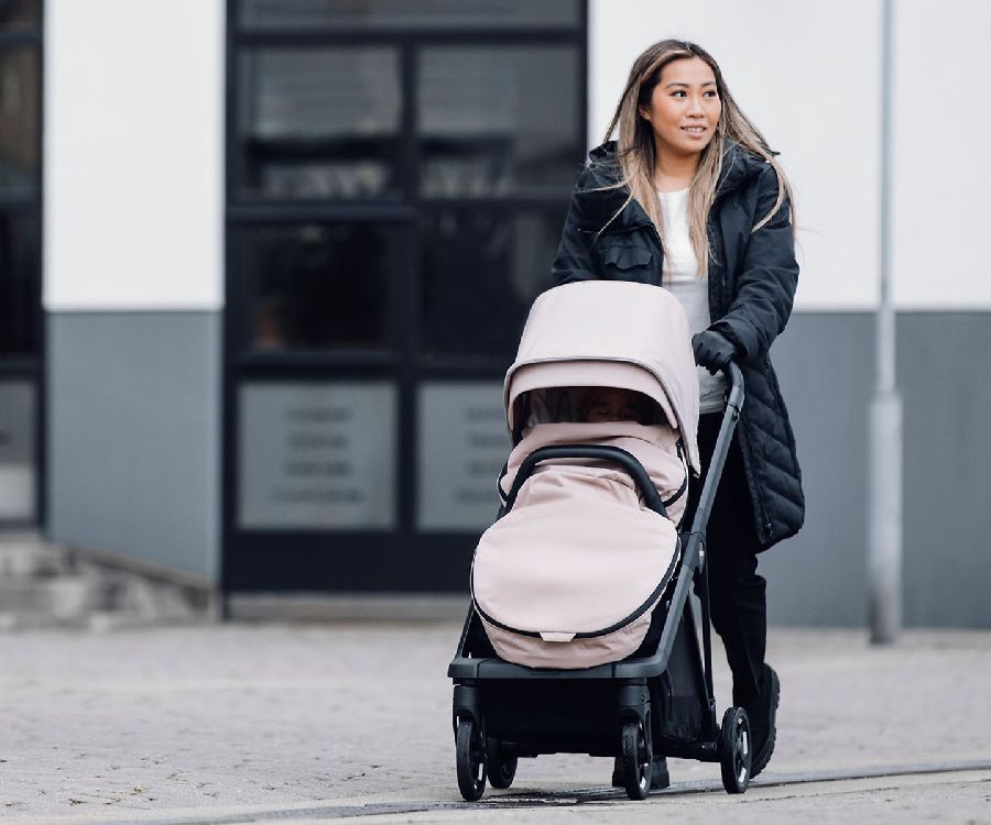 Voetenzak Thule Footmuff, geschikt voor wandelwagen/buggy/fietskar Thule Glide 2/Urban Glide 2/Urban Glide 2 Double/Urban Glide 3/Urban Glide 3 Double/Urban Glide 4-wheel/Sleek/Sleek 2/Spring/Shine/Coaster XT 2/Courier 2/Chariot Cab/Chariot Cab 2/Chariot Lite 1/Chariot Lite 2/Chariot Cross 1 G3/Chariot Cross 2 G3/Chariot Sport 1 G3/Chariot Sport 2 G3